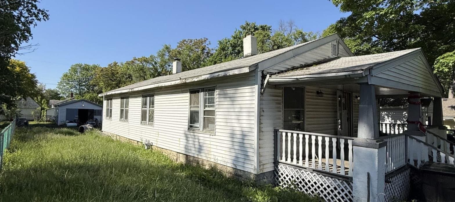 Decatur House: 941 W Waggoner St