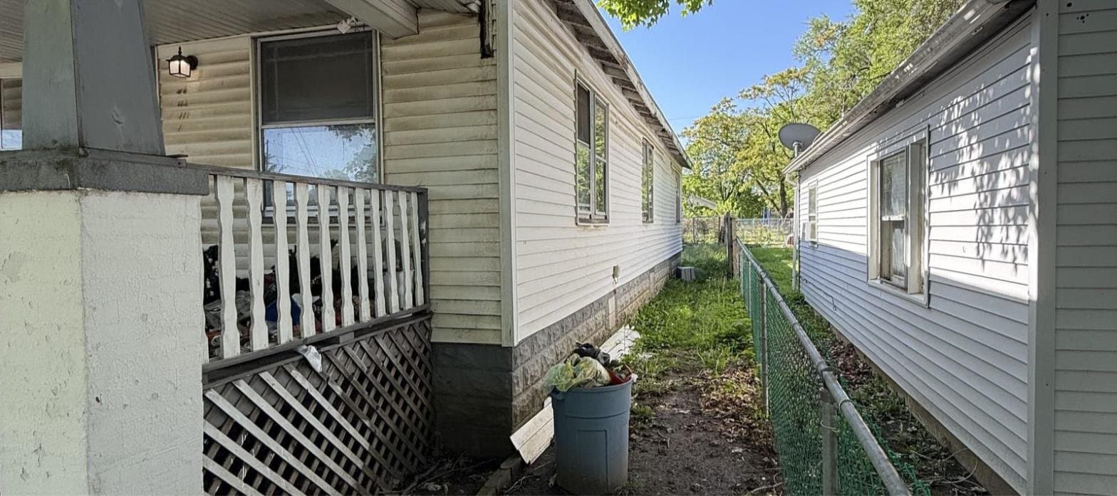 Decatur House: 941 W Waggoner St