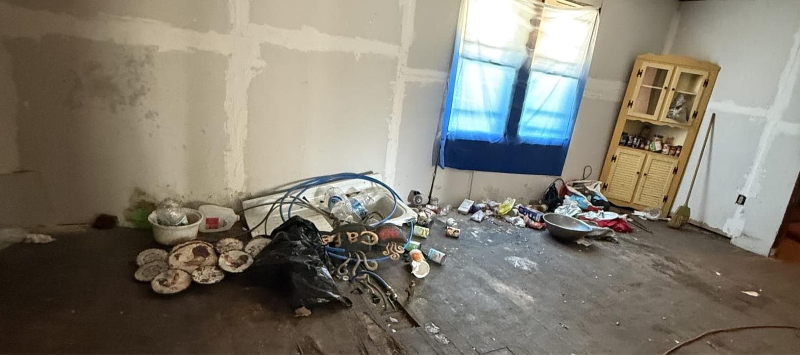 Decatur House: 941 W Waggoner St