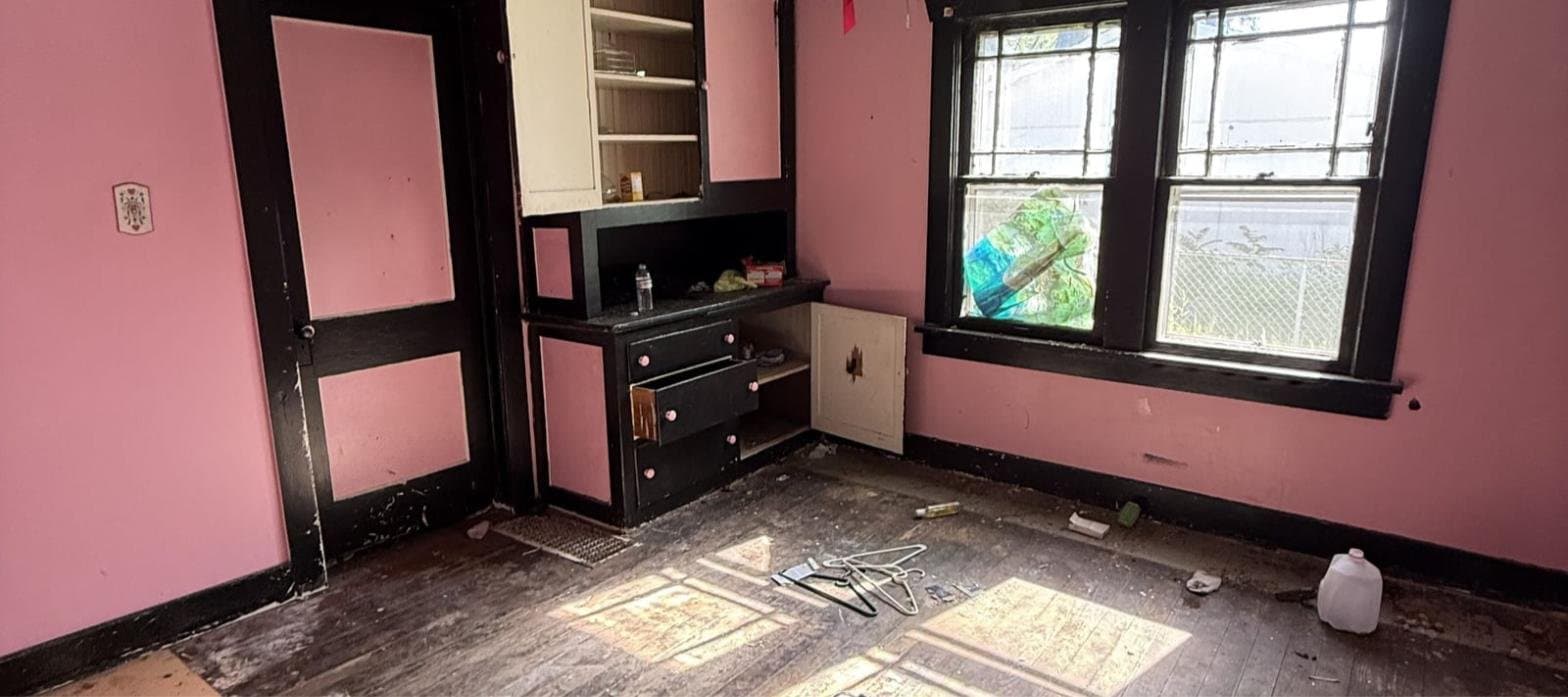 Decatur House: 941 W Waggoner St