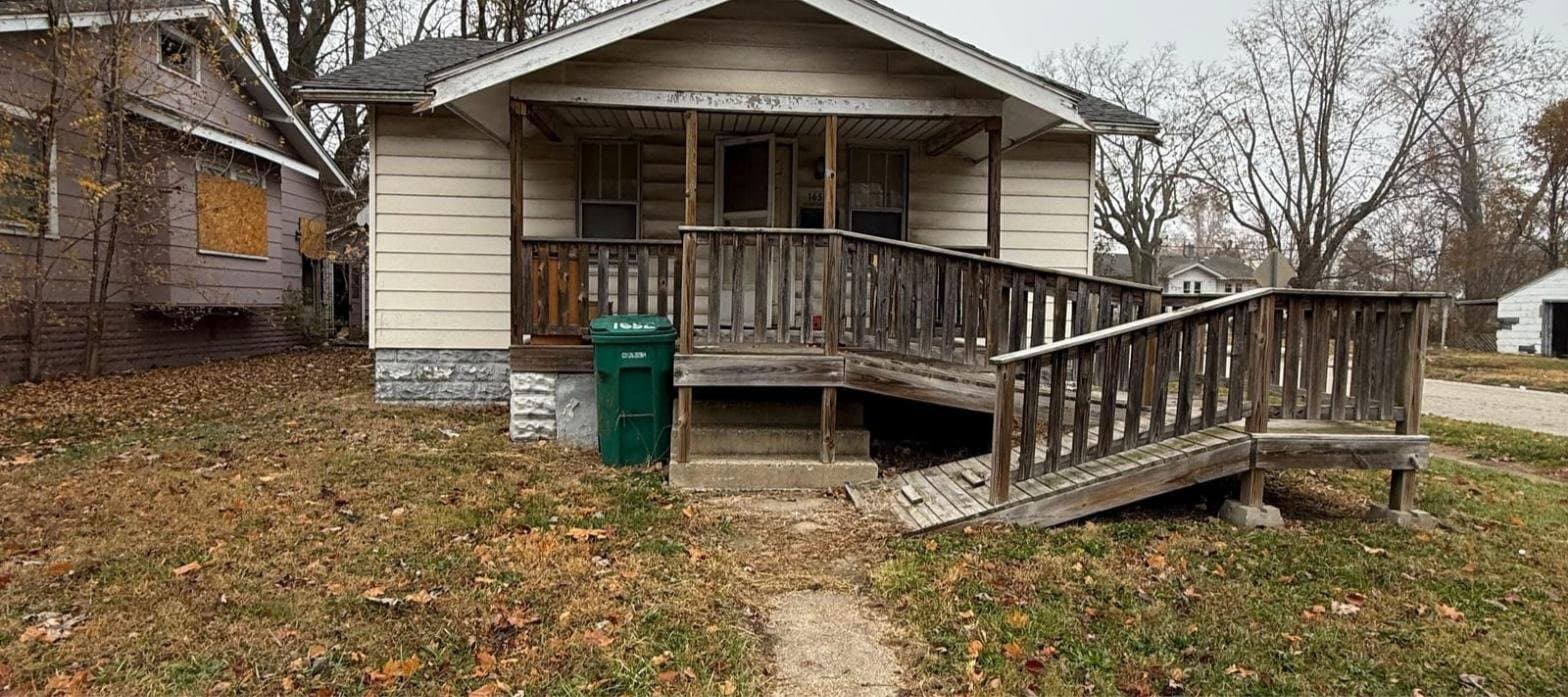 Decatur House: 1652 E Hickory St