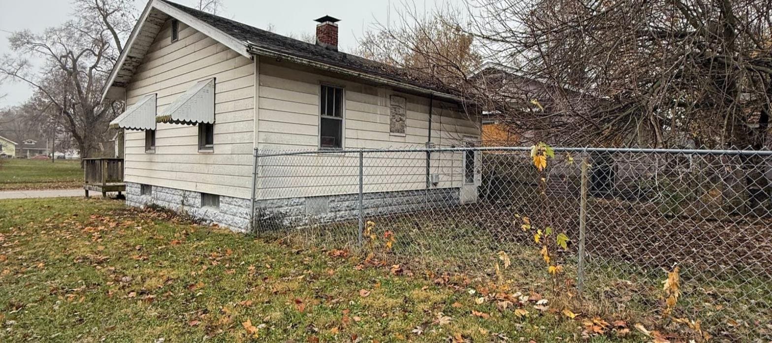 Decatur House: 1652 E Hickory St