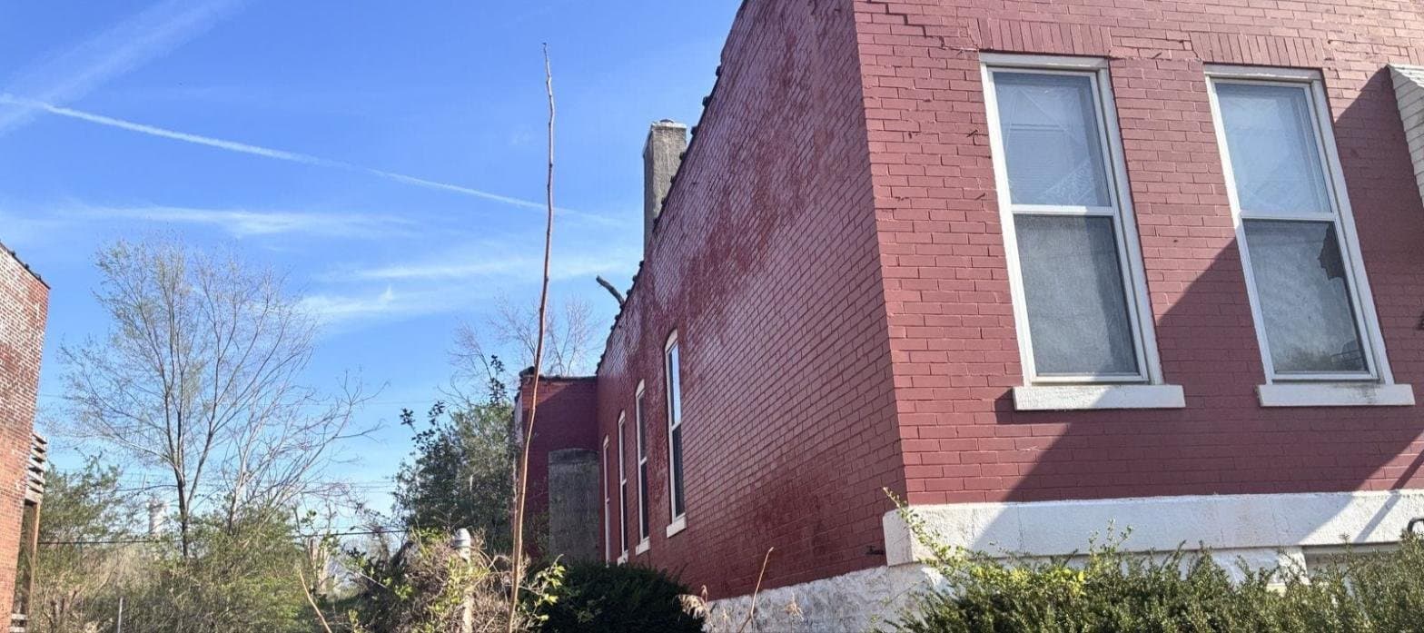 St. Louis House: 2028 E Prairie Ave