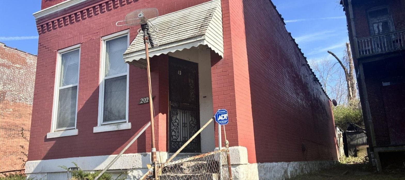 St. Louis House: 2028 E Prairie Ave