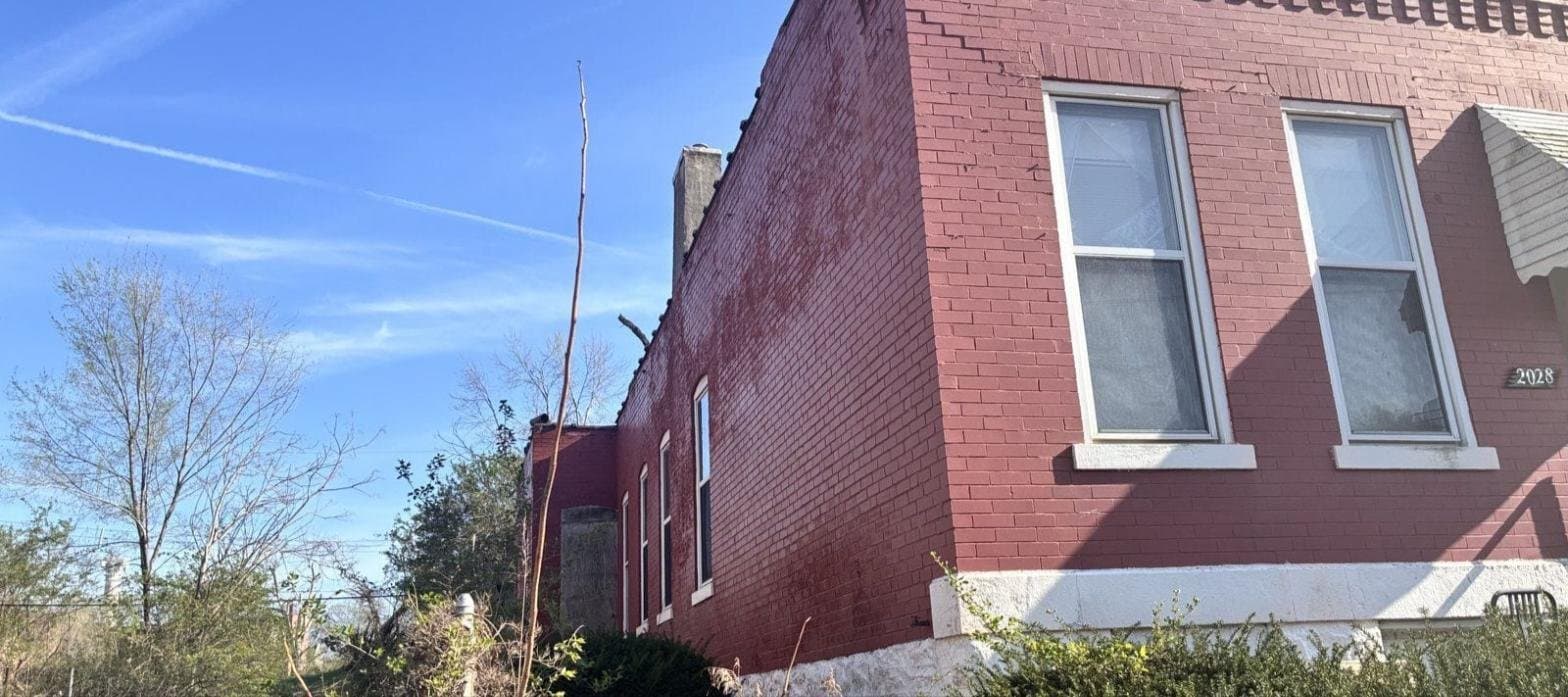 St. Louis House: 2028 E Prairie Ave