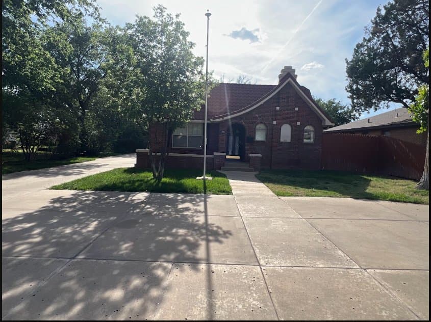 Amarillo House: 1606 S Travis St