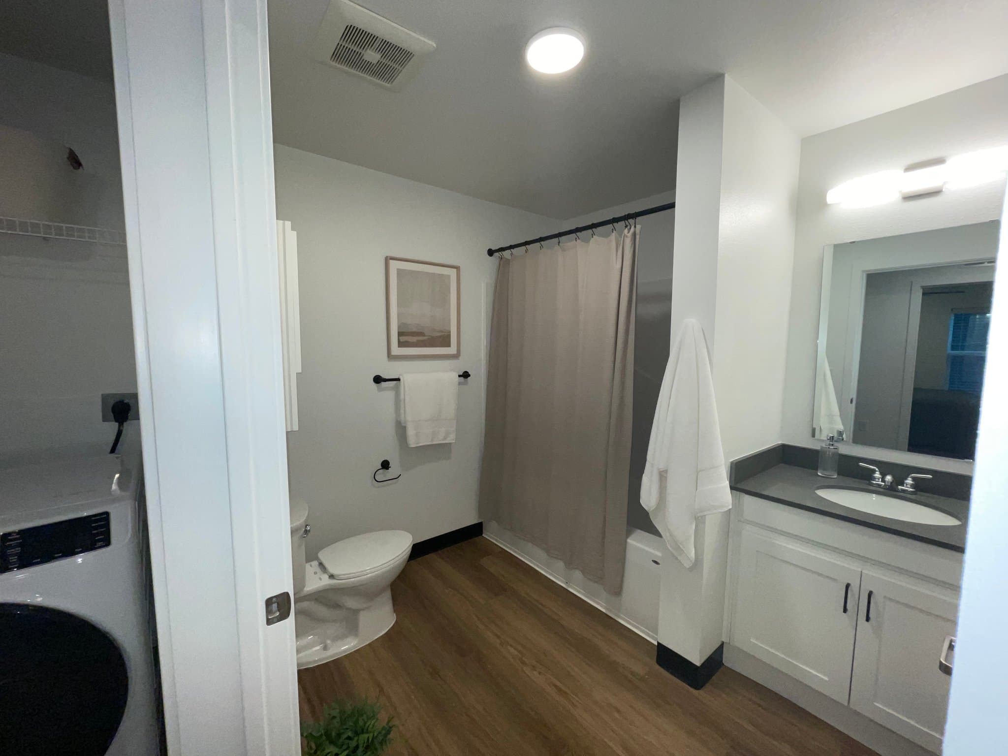 Springfield Apartment: 411 W Commercial