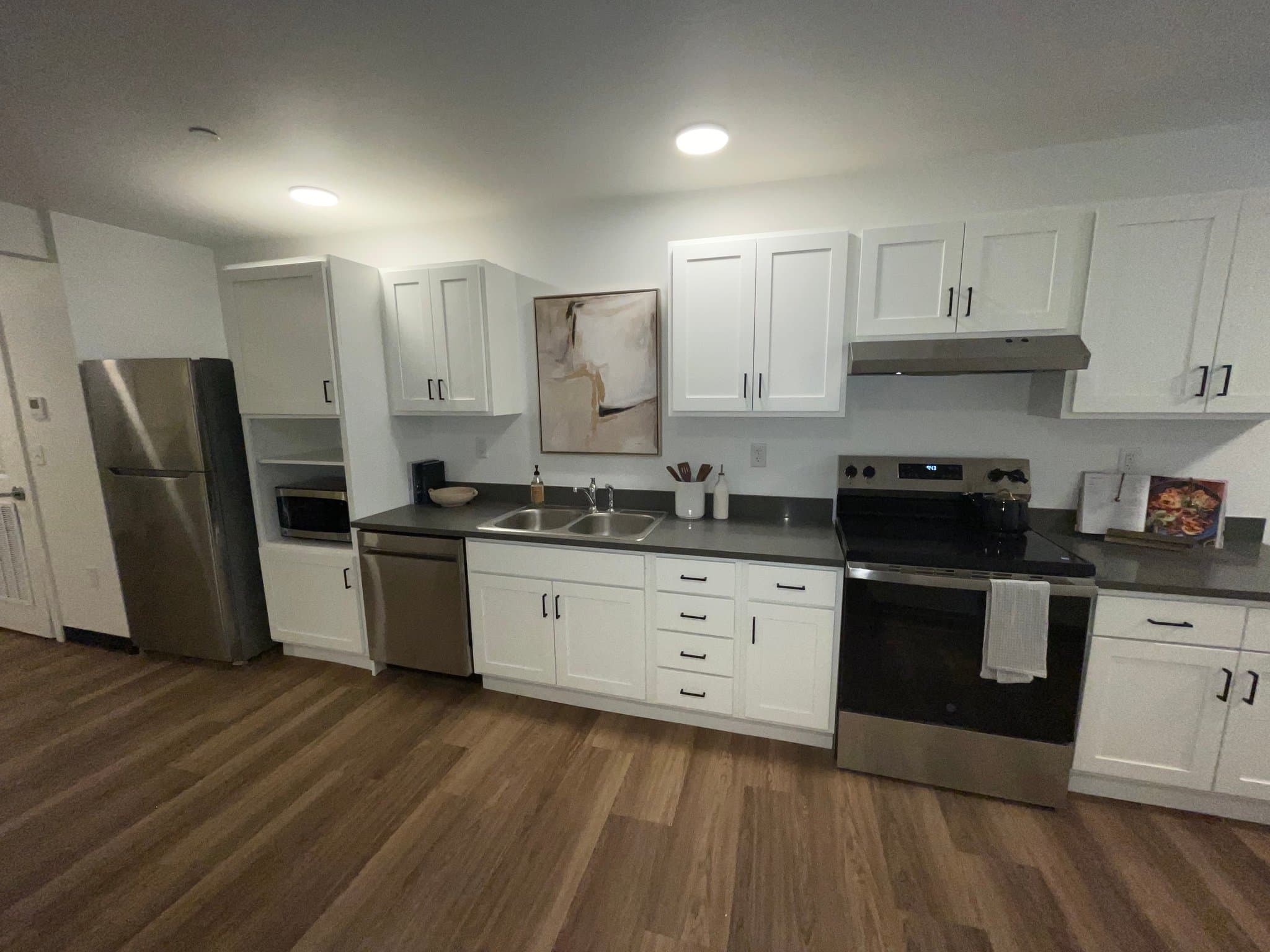 Springfield Apartment: 411 W Commercial