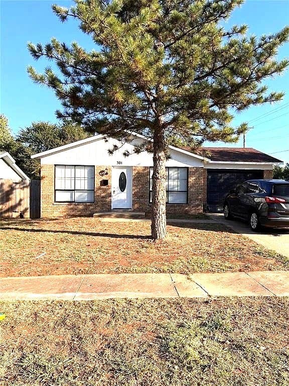 Edmond House: 301 Winding Ln
