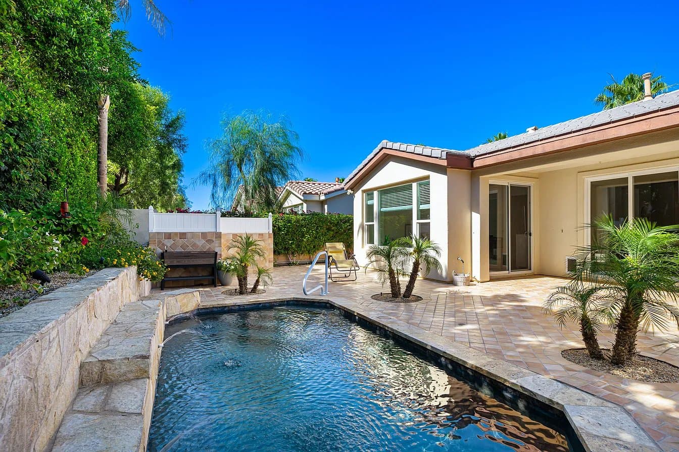 La Quinta House: 60755 Living Stone