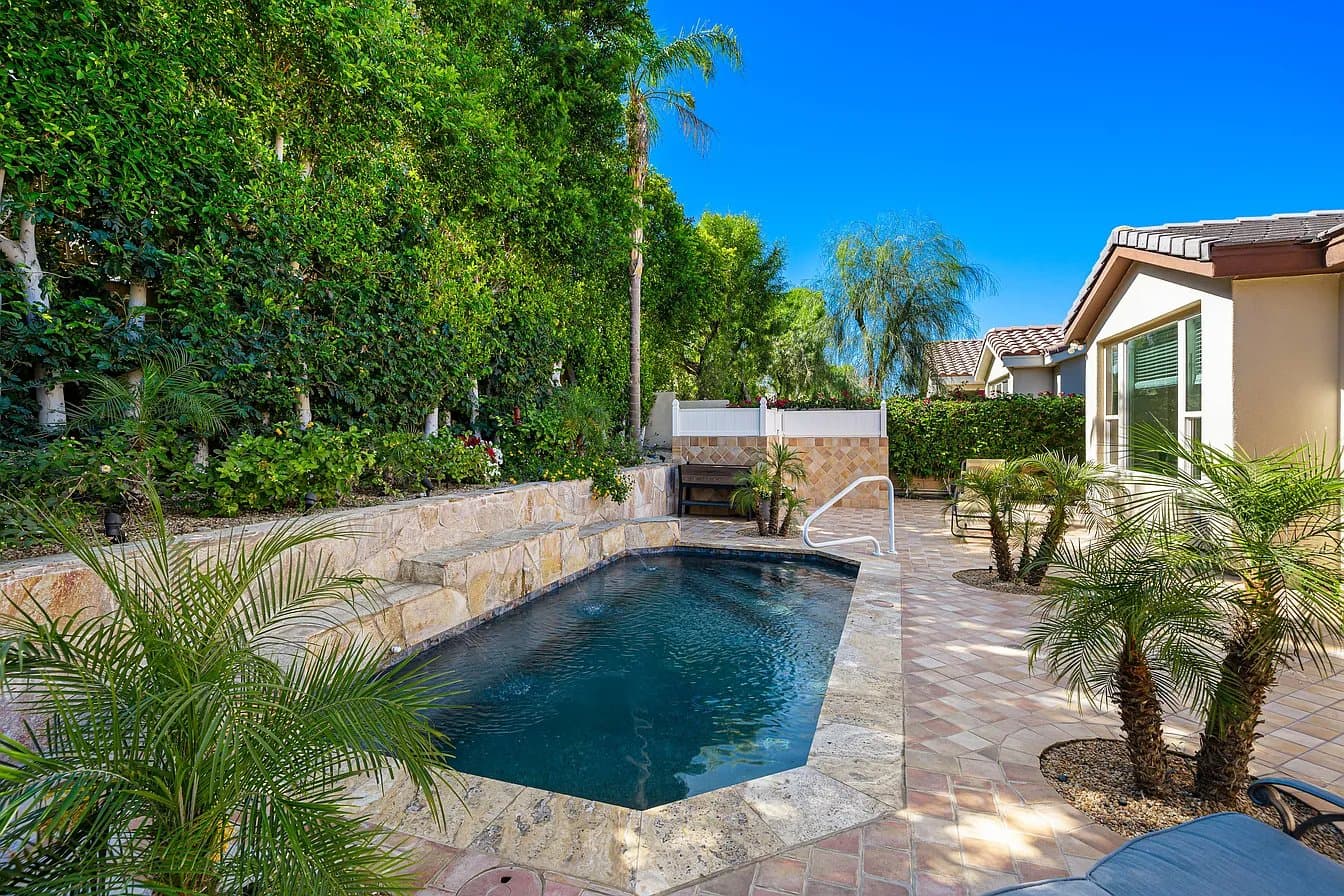 La Quinta House: 60755 Living Stone