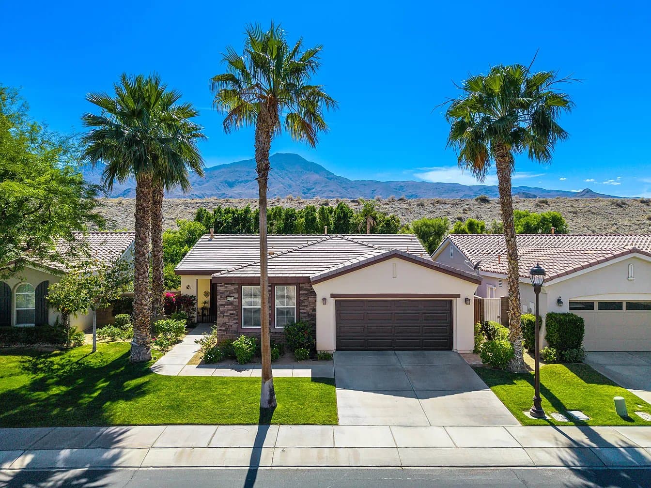 La Quinta House: 60755 Living Stone