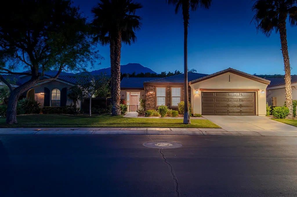 La Quinta House: 60755 Living Stone