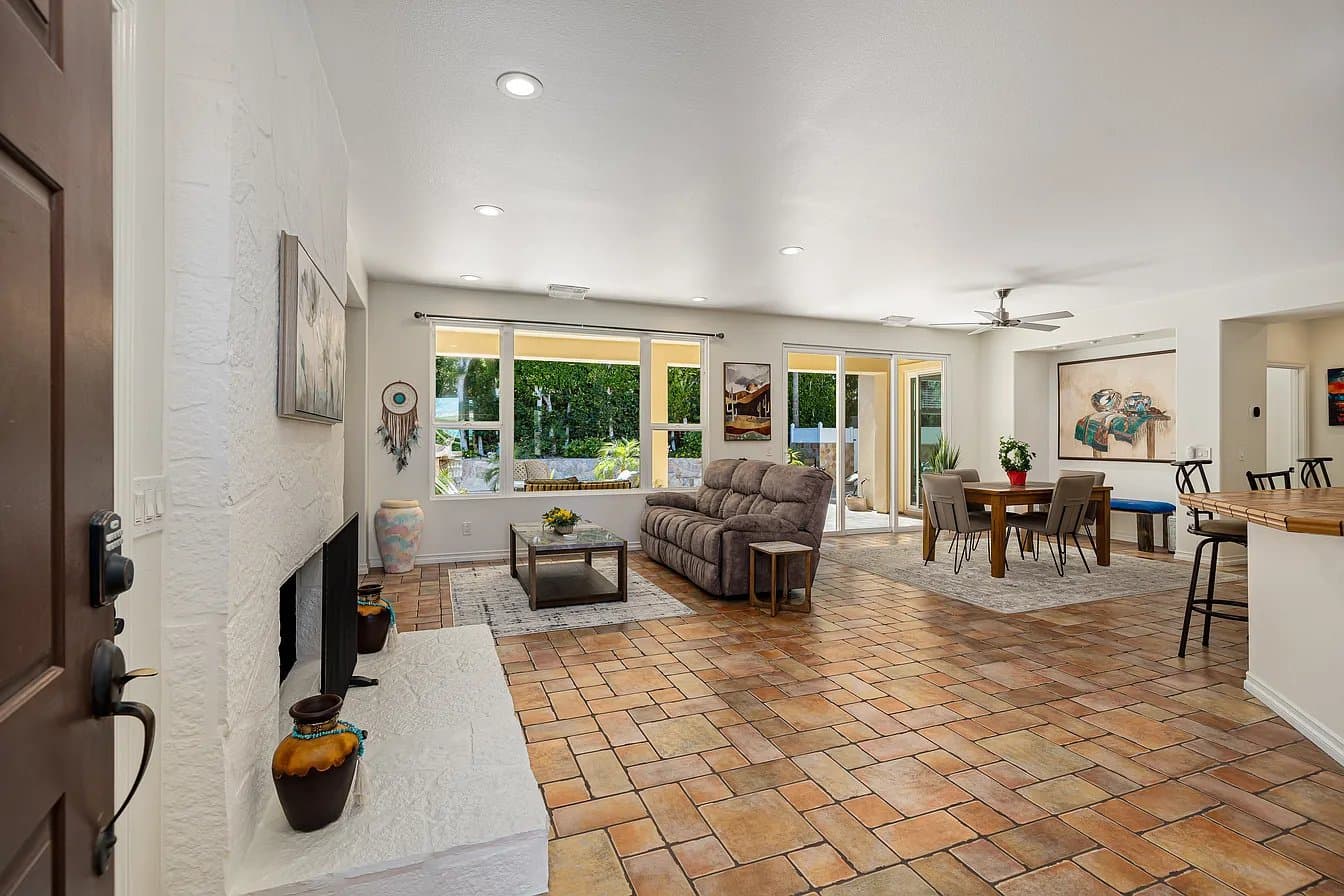 La Quinta House: 60755 Living Stone