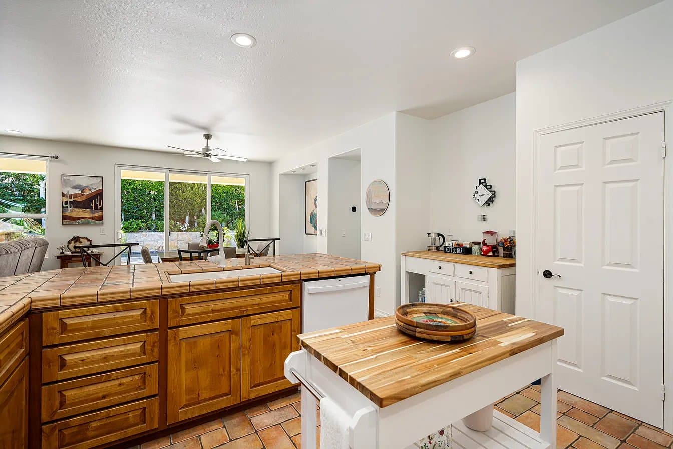 La Quinta House: 60755 Living Stone