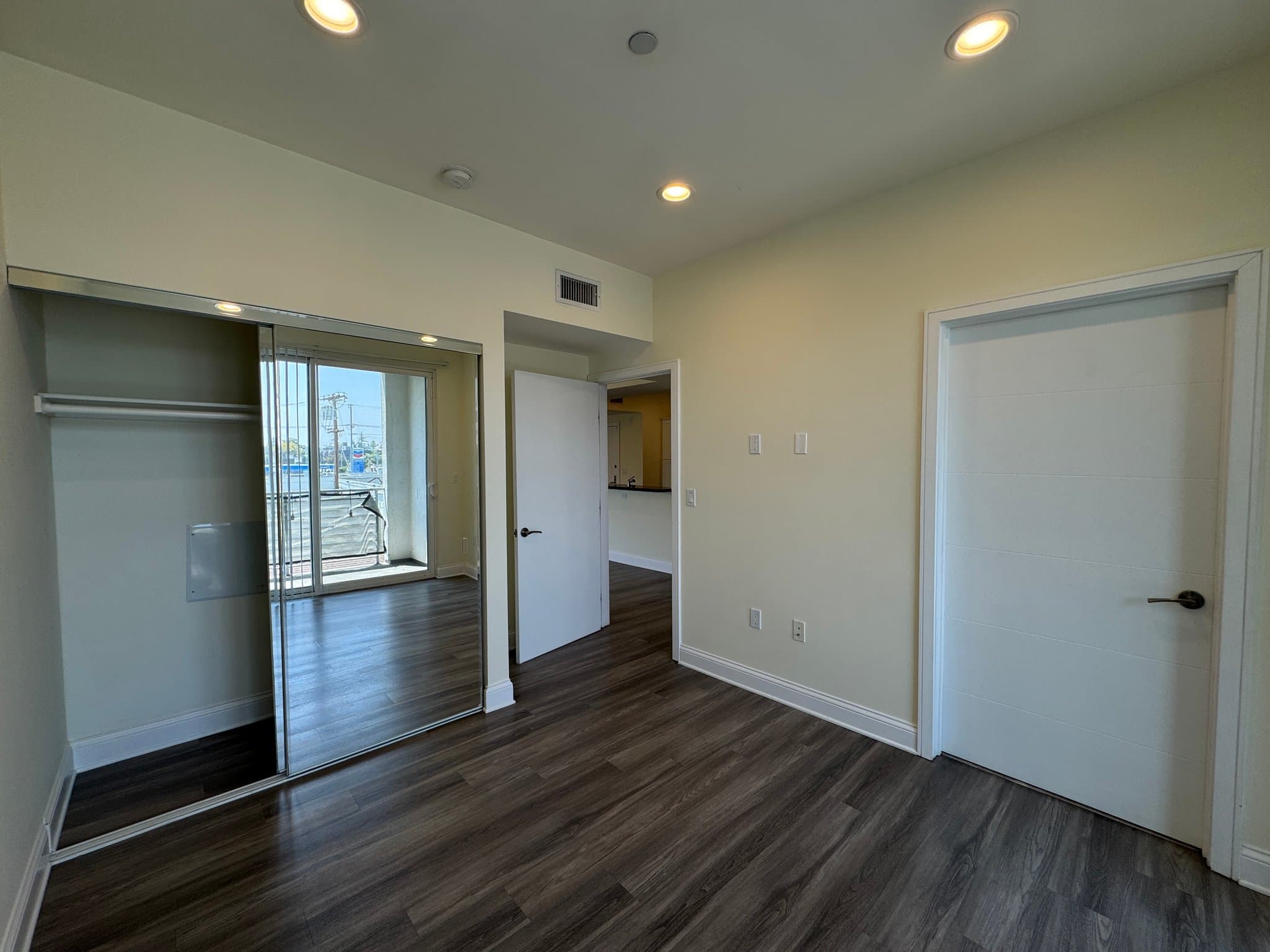 Sherman Oaks Condo: 14934 Burbank Blvd
