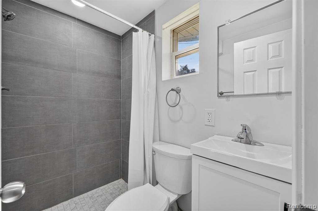Holly Apartment: 16001 Dixie Highway