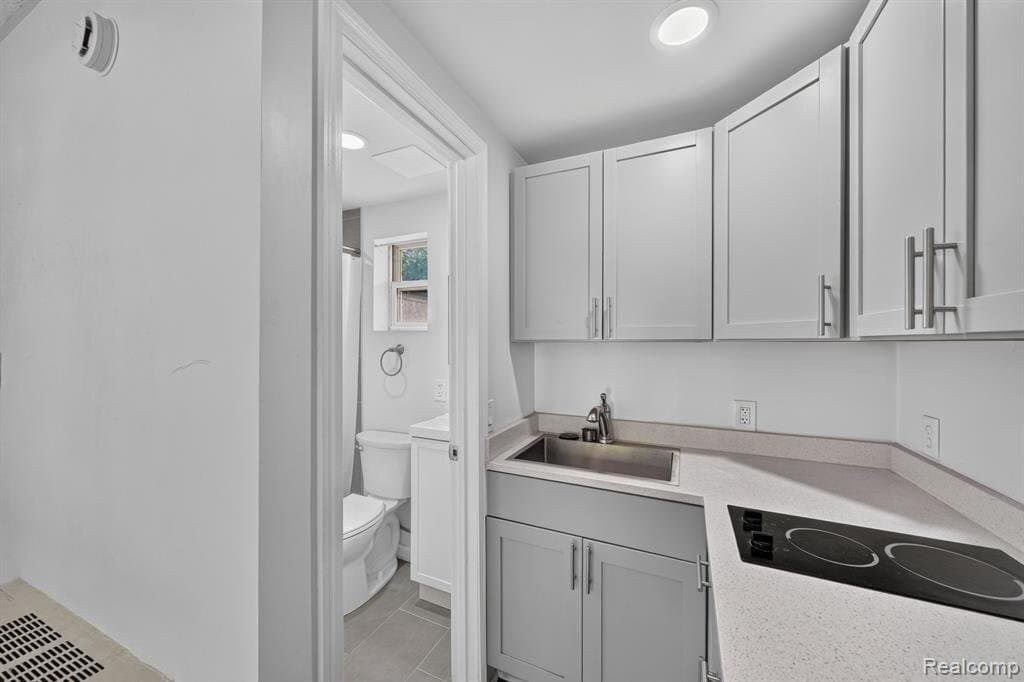Holly Apartment: 16001 Dixie Highway