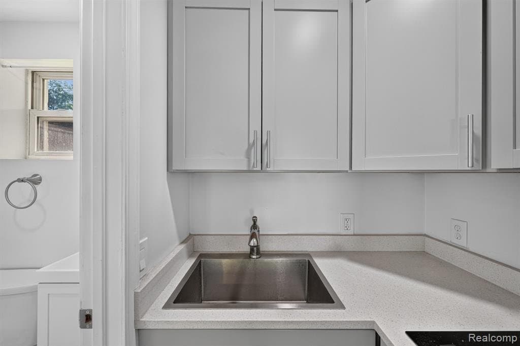 Holly Apartment: 16001 Dixie Highway
