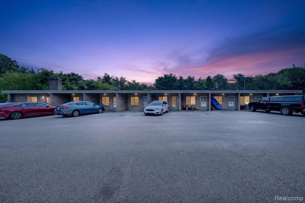 Holly Apartment: 16001 Dixie Highway