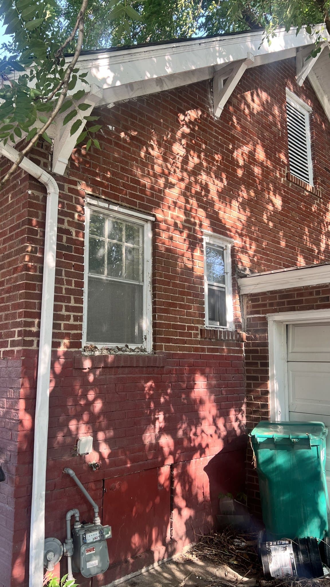 Decatur House: 231 W Grand Ave