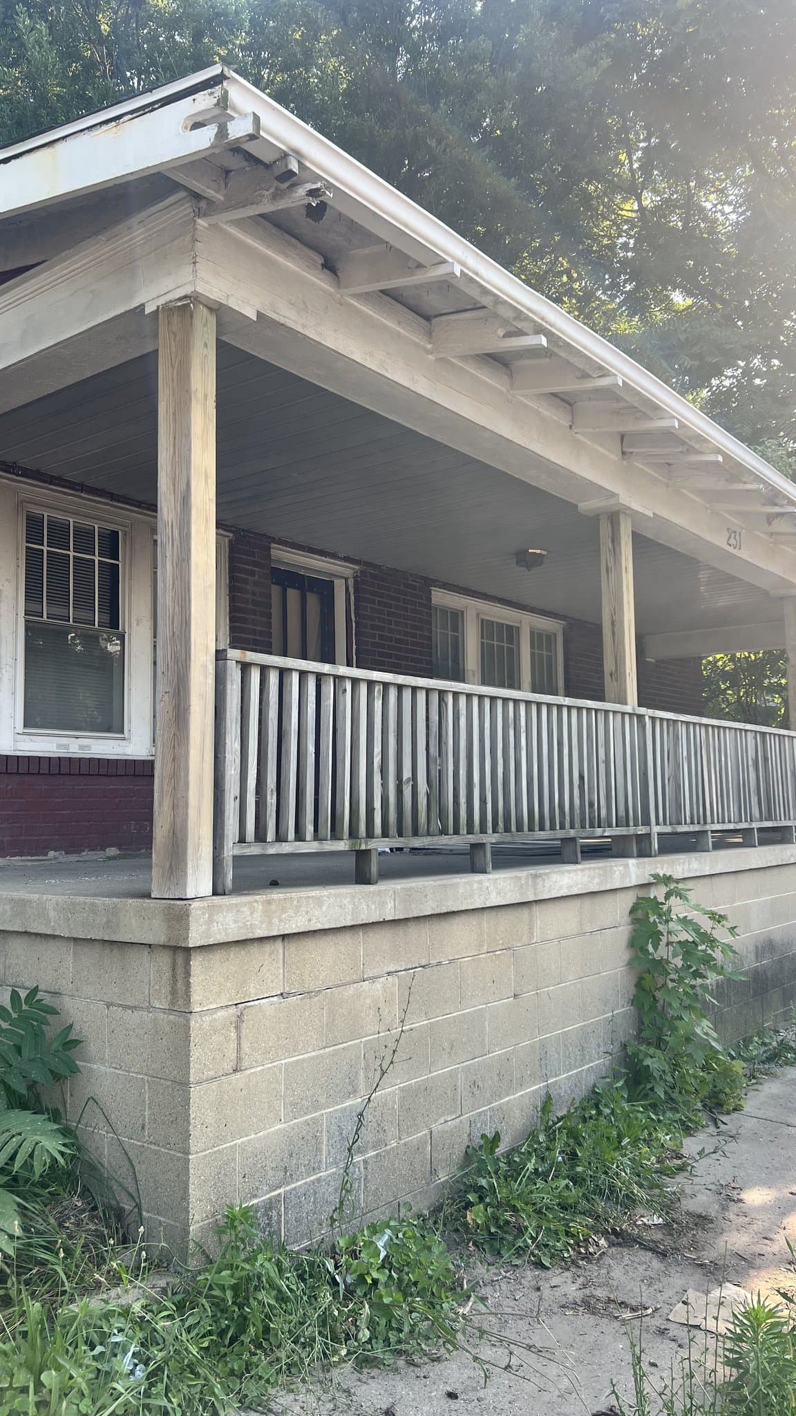 Decatur House: 231 W Grand Ave