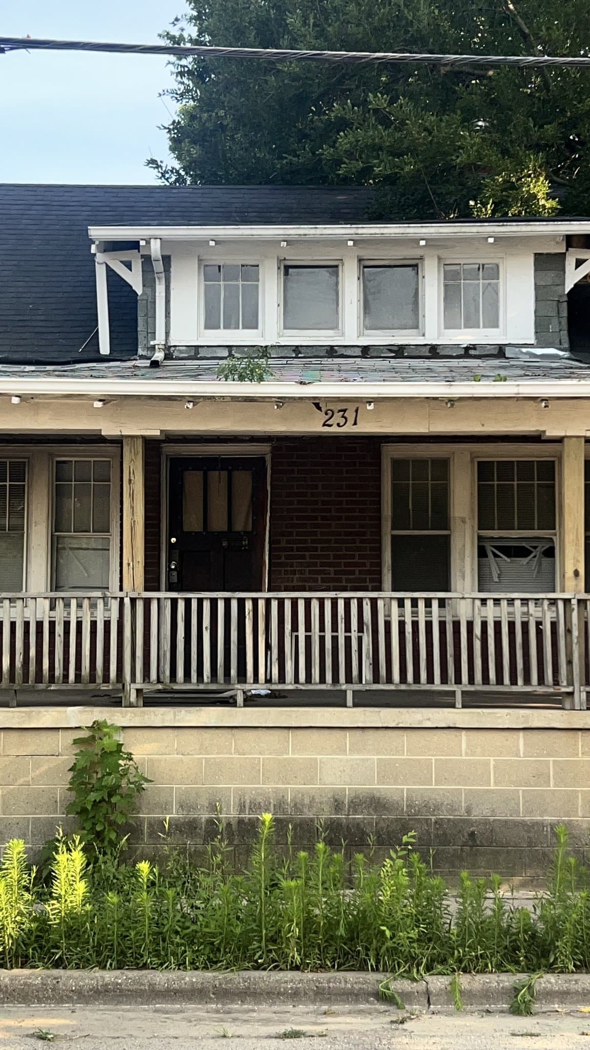Decatur House: 231 W Grand Ave