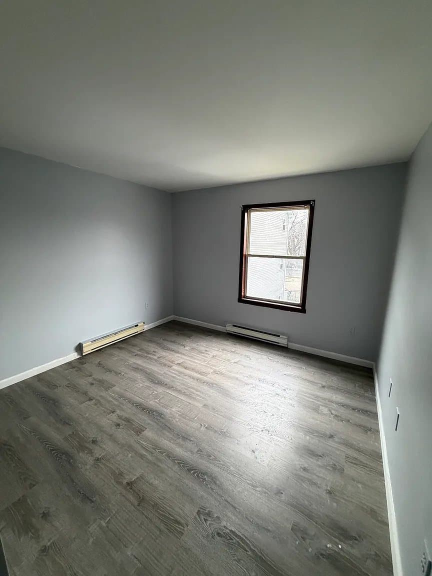 Newark Apartment: 352 S 6th St