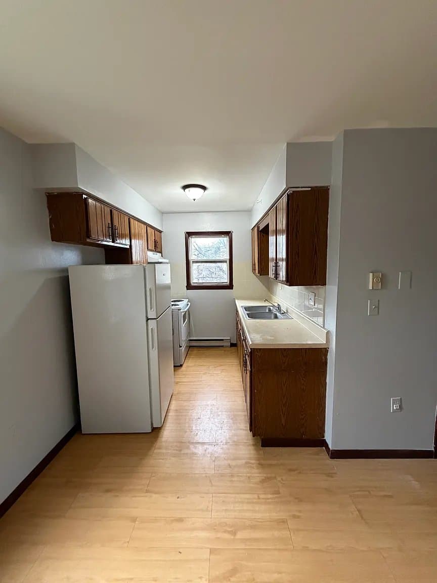 Newark Apartment: 352 S 6th St