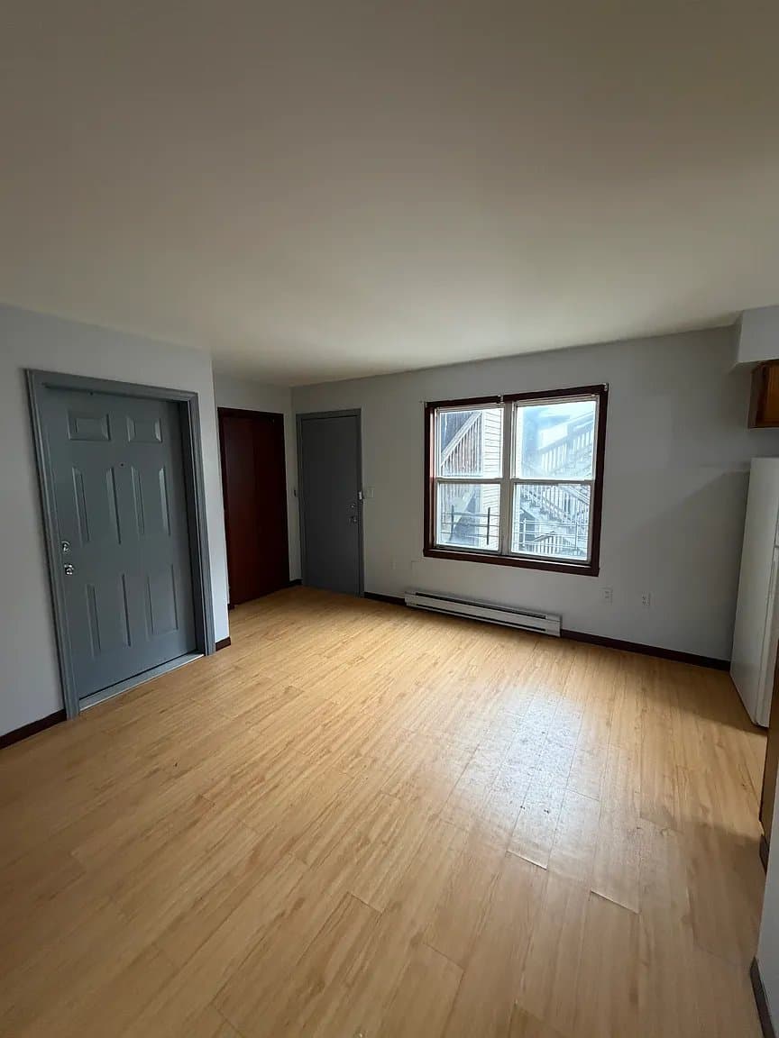 Newark Apartment: 352 S 6th St