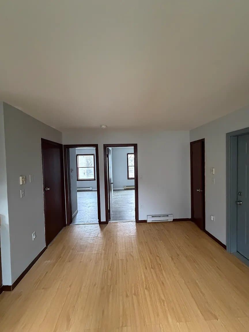 Newark Apartment: 352 S 6th St