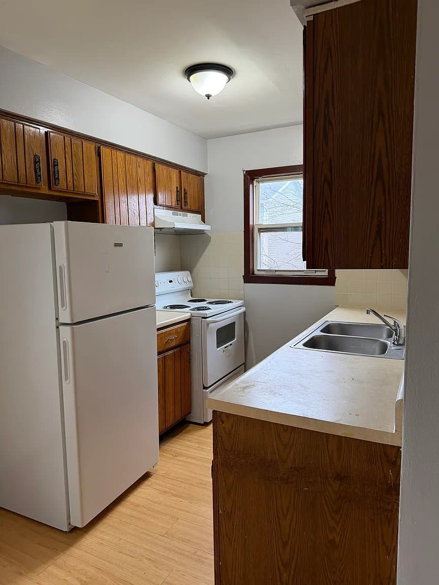 Newark Apartment: 352 S 6th St