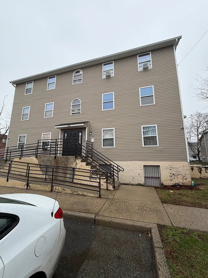 Newark Apartment: 352 S 6th St