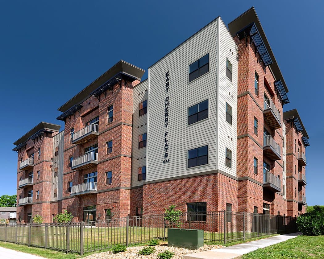 Springfield Apartment: 1243 E Cherry St
