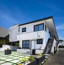 Los Angeles Apartment: 2730 Raymond Avenue