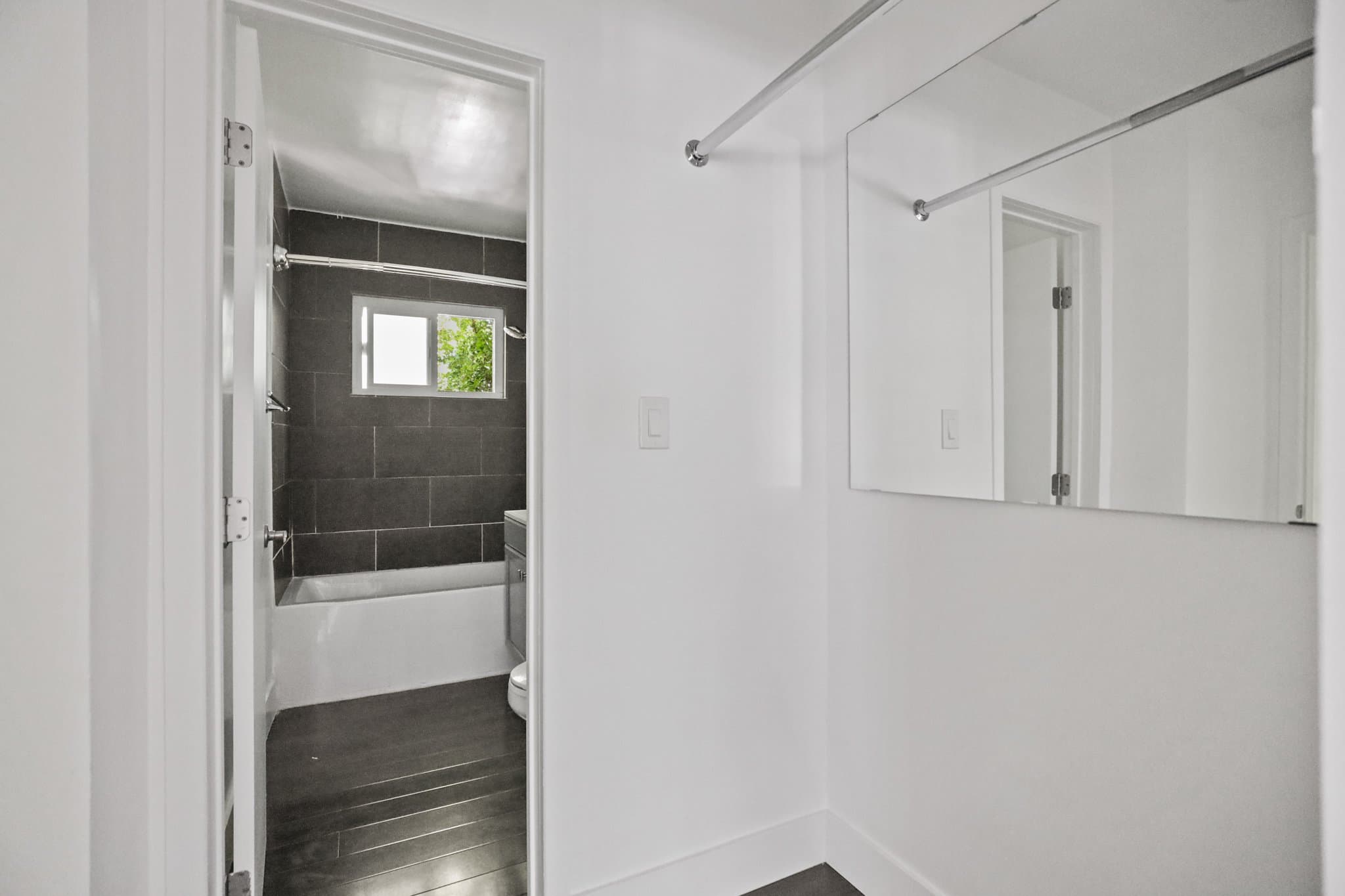Los Angeles Apartment: 1321 W 36th Pl