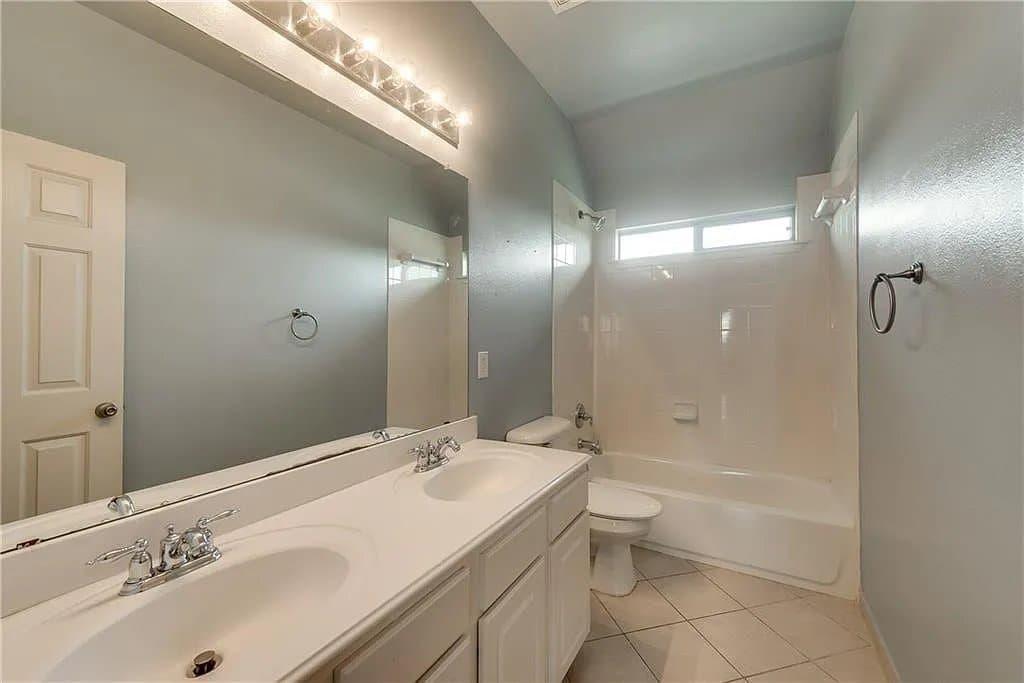 Fort Worth House: 12501 Lizzie Place