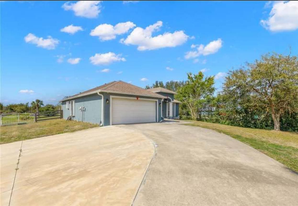 Palmetto House: 10607 Bud Rhoden Rd