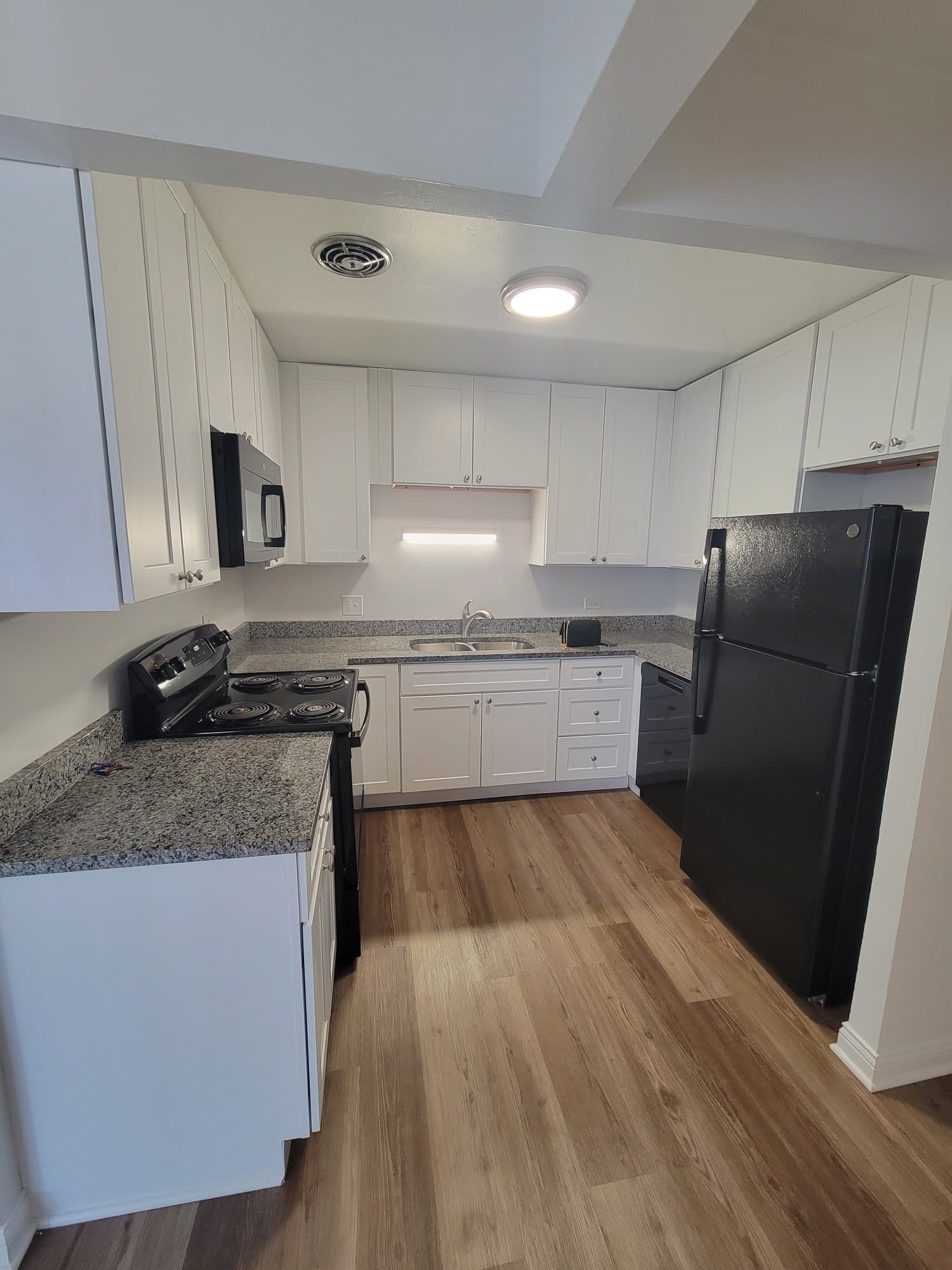 Glen Ellyn Apartment: 470 Saint Moritz Drive