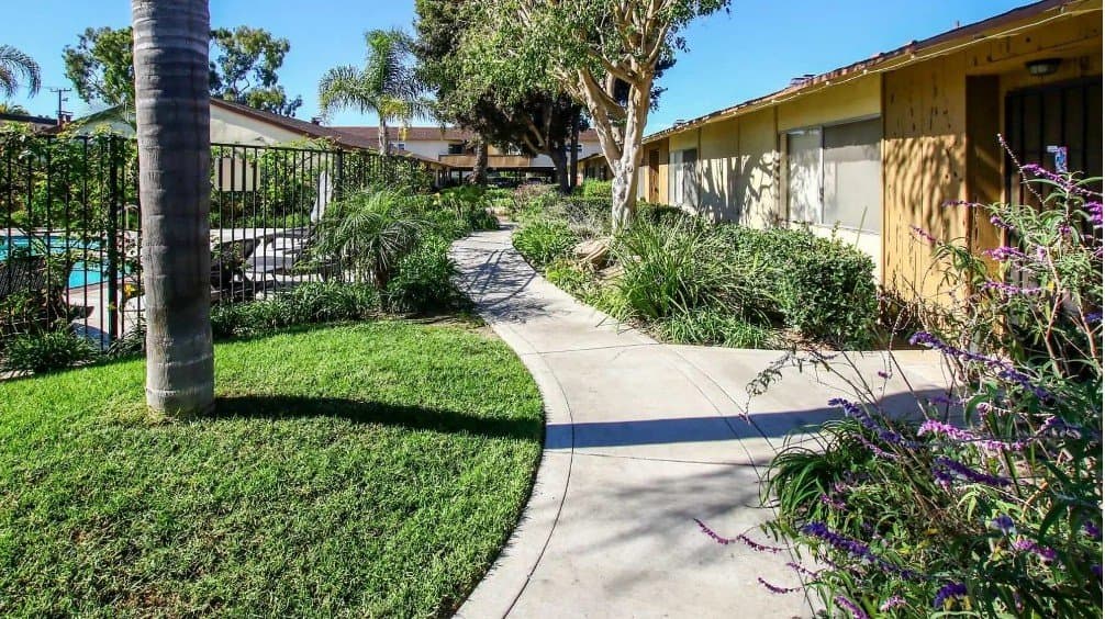 Huntington Beach Apartment: 4901 Heil Ave