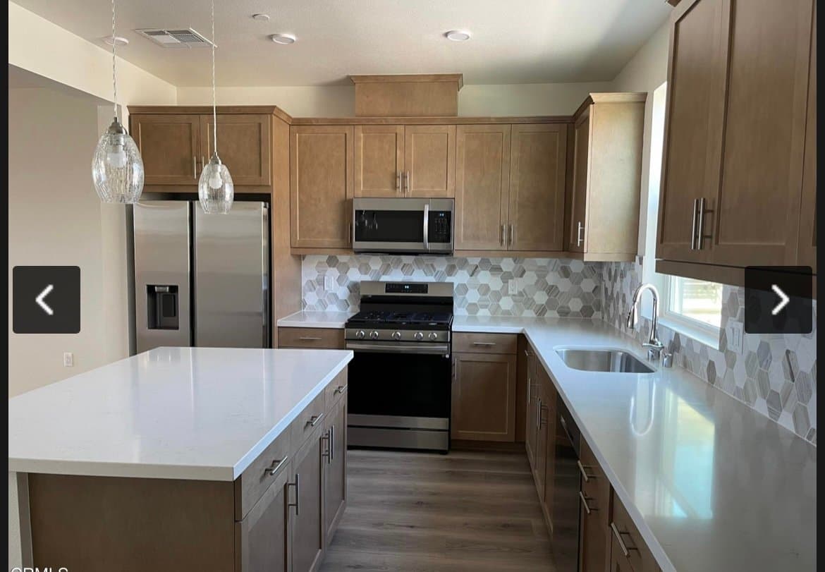 Oxnard Townhome: 633 Winchester Dr