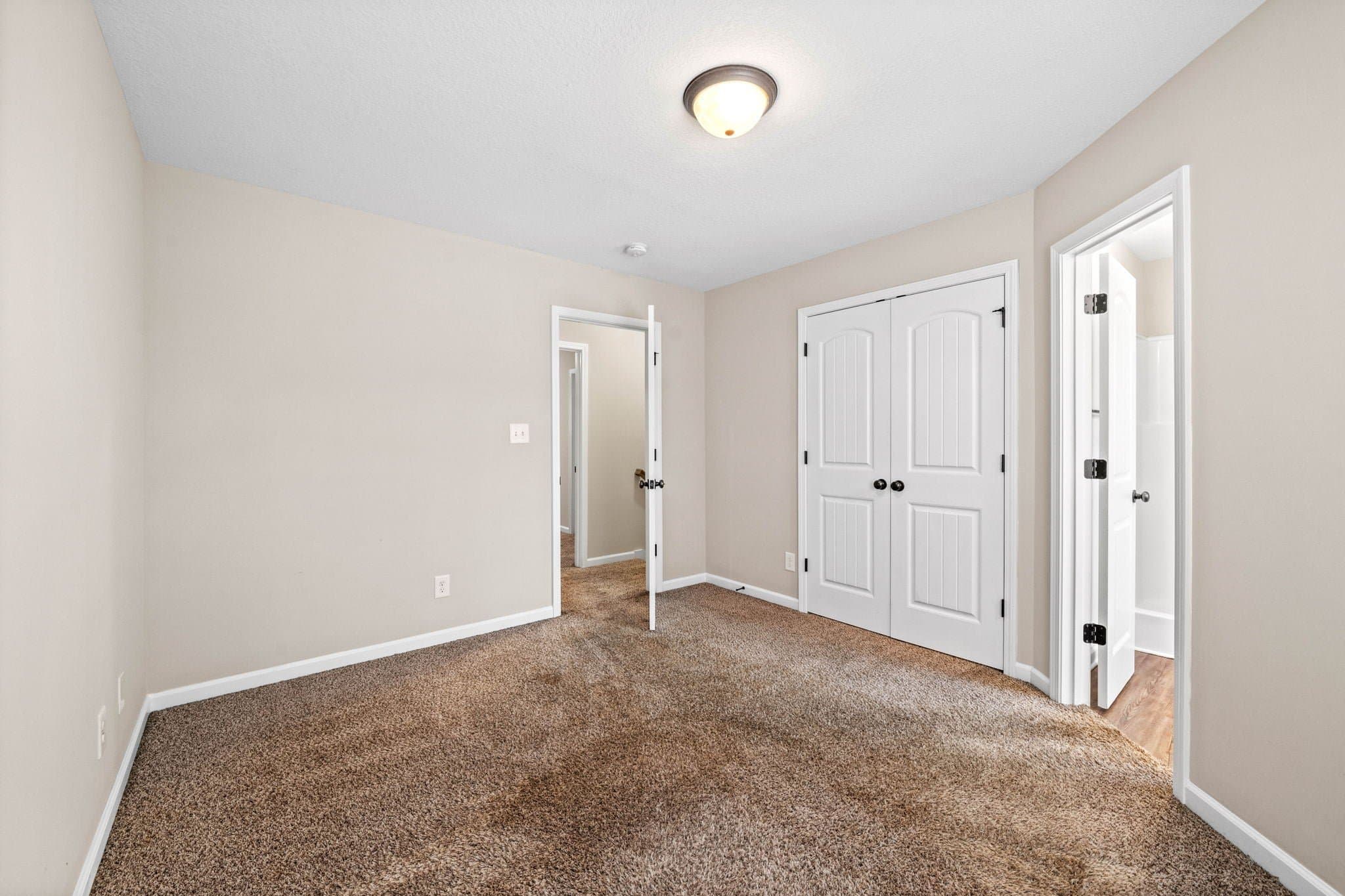 CLARKSVILLE Multiplex: 1560 East Knollwood Circle