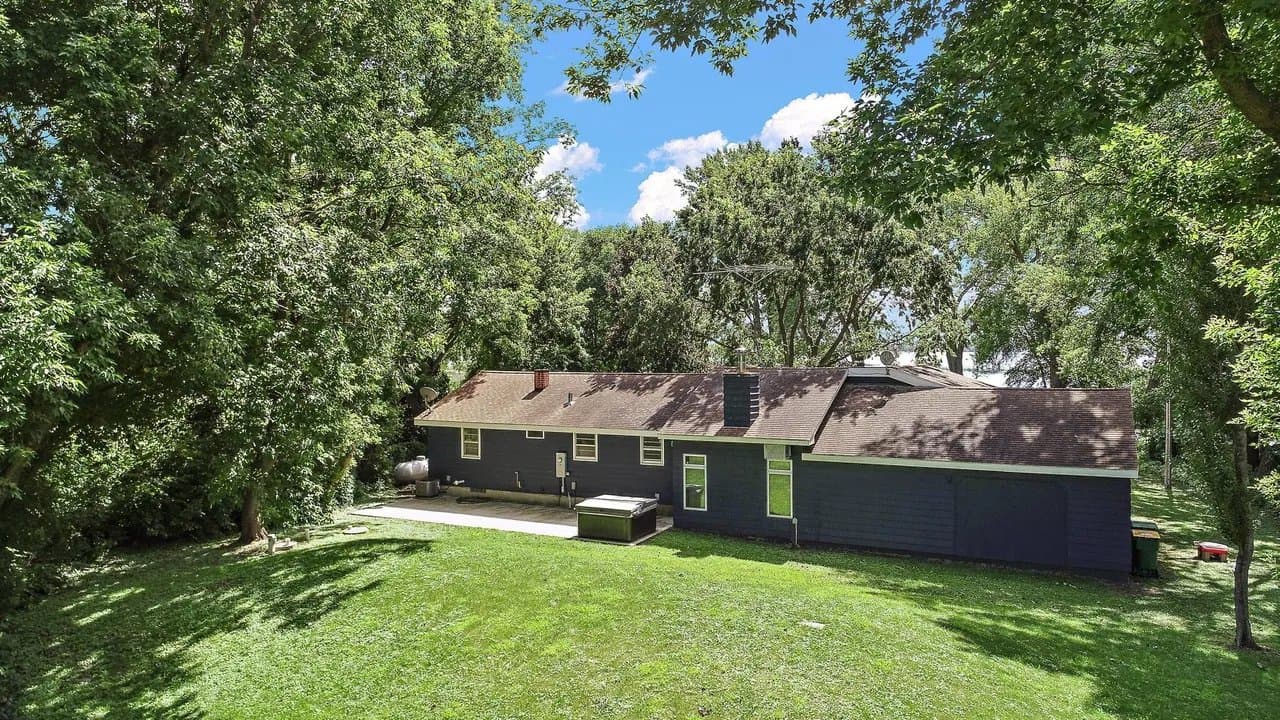 Litchfield House: 700 W Pleasure Dr