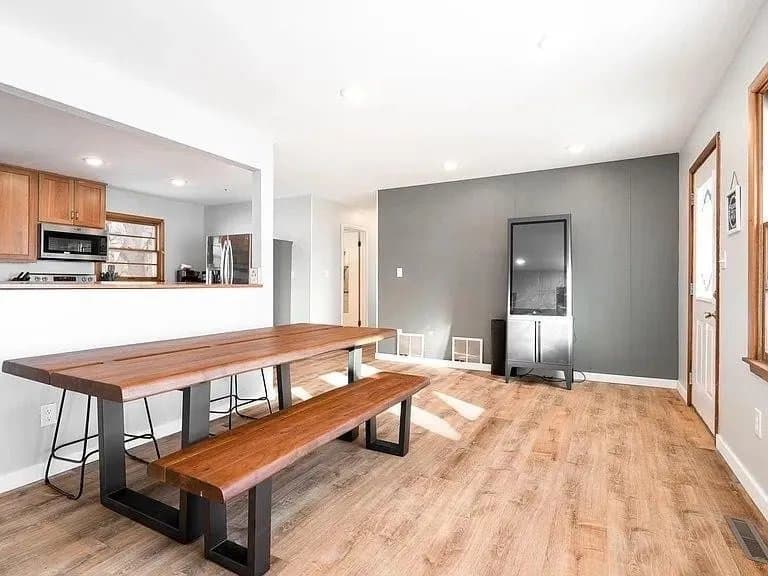 Litchfield House: 700 W Pleasure Dr