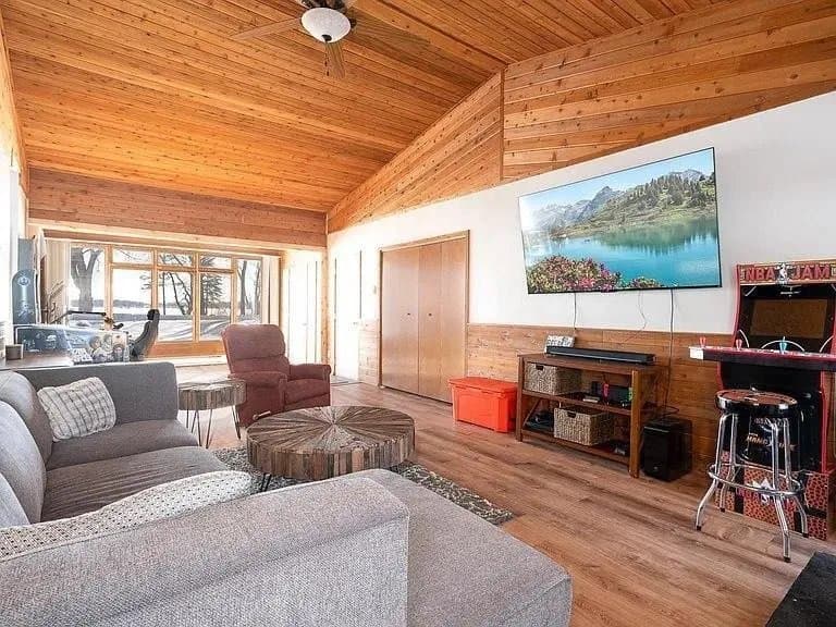 Litchfield House: 700 W Pleasure Dr