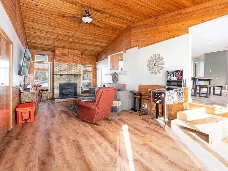 Litchfield House: 700 W Pleasure Dr