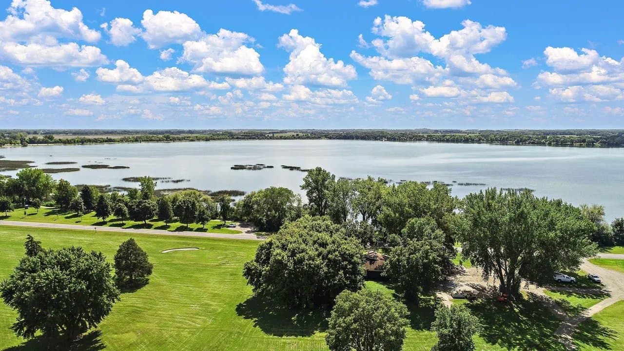 Litchfield House: 700 W Pleasure Dr