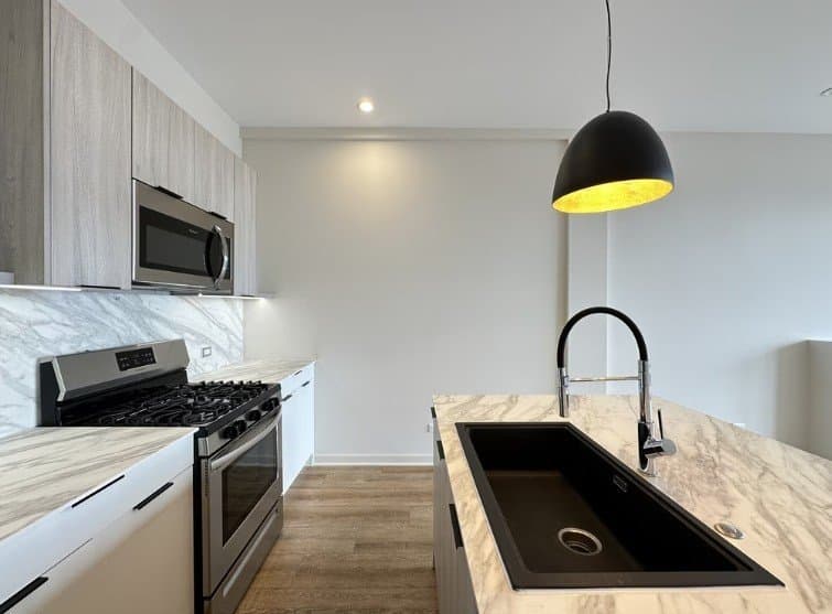 Chicago Apartment: 6340 W Belmont