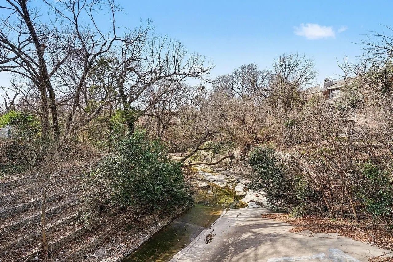 Dallas Condo: 8550 Fair Oaks Xing