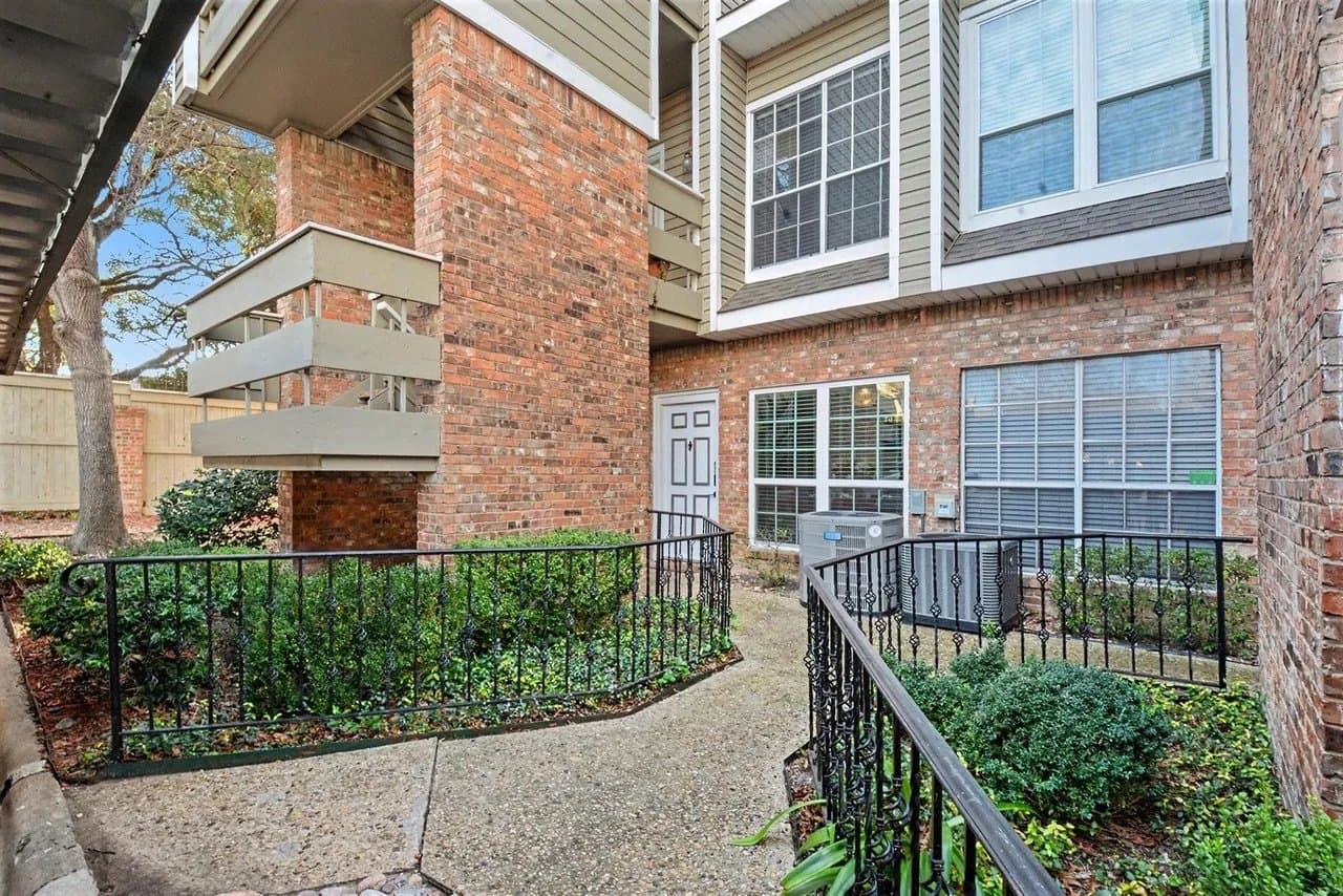 Dallas Condo: 8550 Fair Oaks Xing